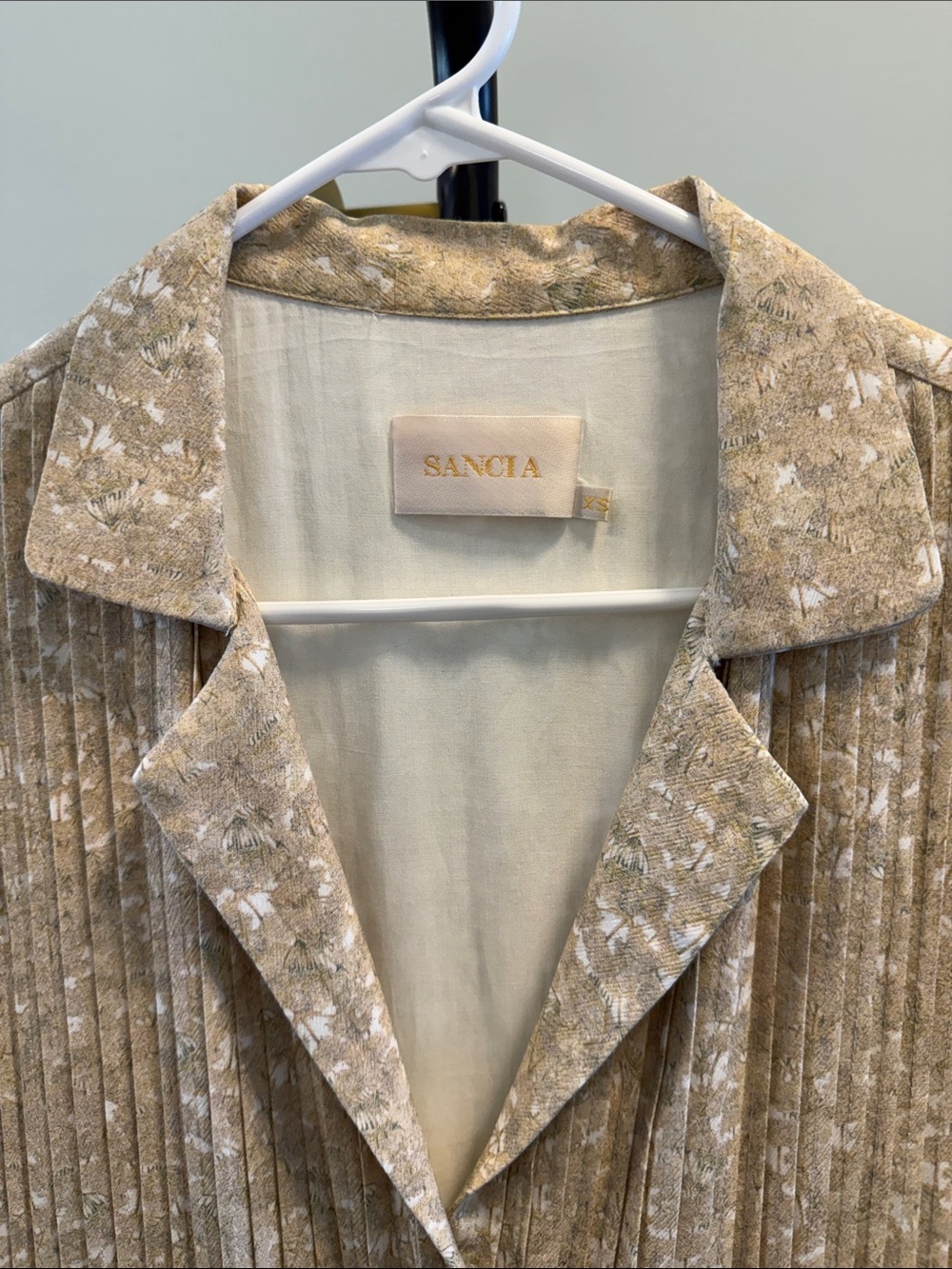Sancia Ladies dress with stunning details for a minimal sophistication. - Picture 5 of 11